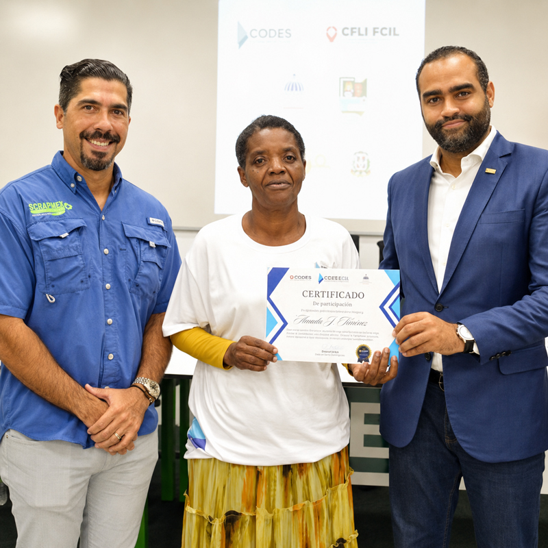 Entrega de certificado de participación a recicladora en programa de capacitación Scrapmen