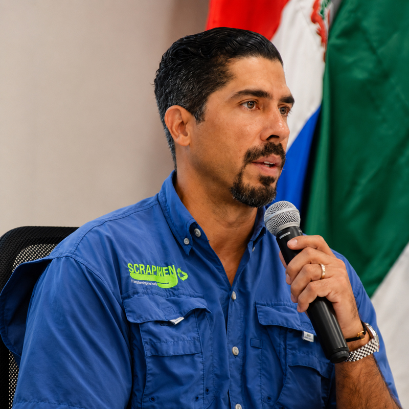 Representante de Scrapmen presentando en foro de economía circular en República Dominicana