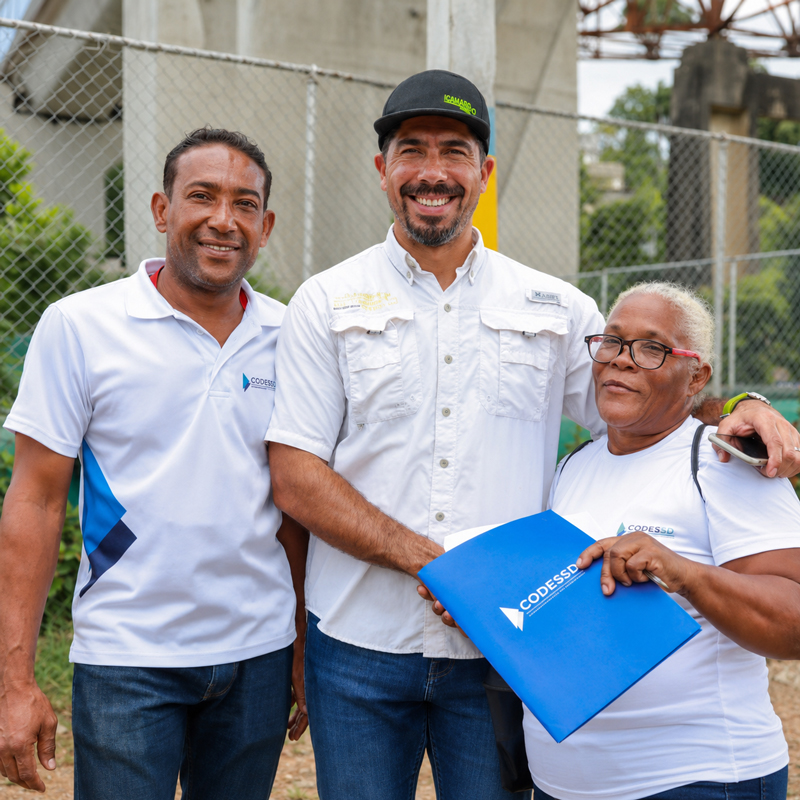 Equipo Scrapmen junto a comunidad en programa de recolección y gestión de residuos